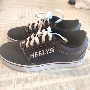 NEW Heelys Men’s Gray & White Canvas Lace-Up Low Tops The Original Size US 8